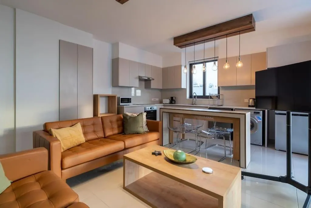Beachcomber 2-Bedroom Apartment In Larnaca