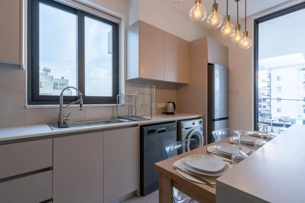 Beachcomber 2-Bedroom Apartment In Larnaca