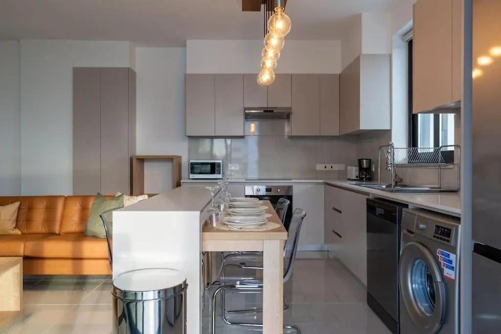 Beachcomber 2-Bedroom Apartment In Larnaca