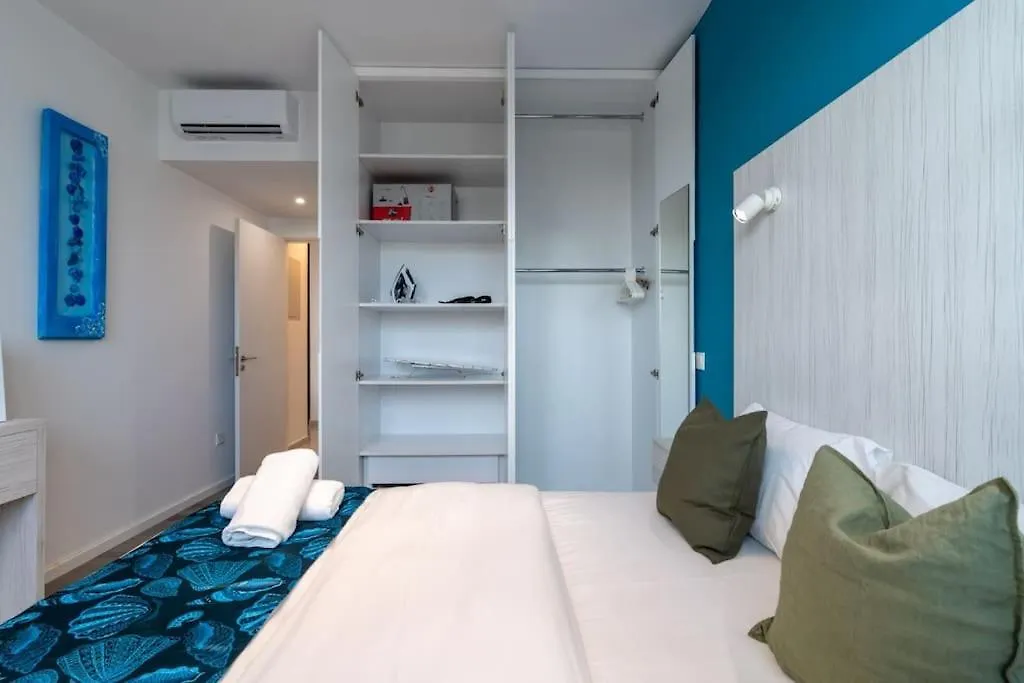 Beachcomber 2-Bedroom Apartment In Larnaca 0*,