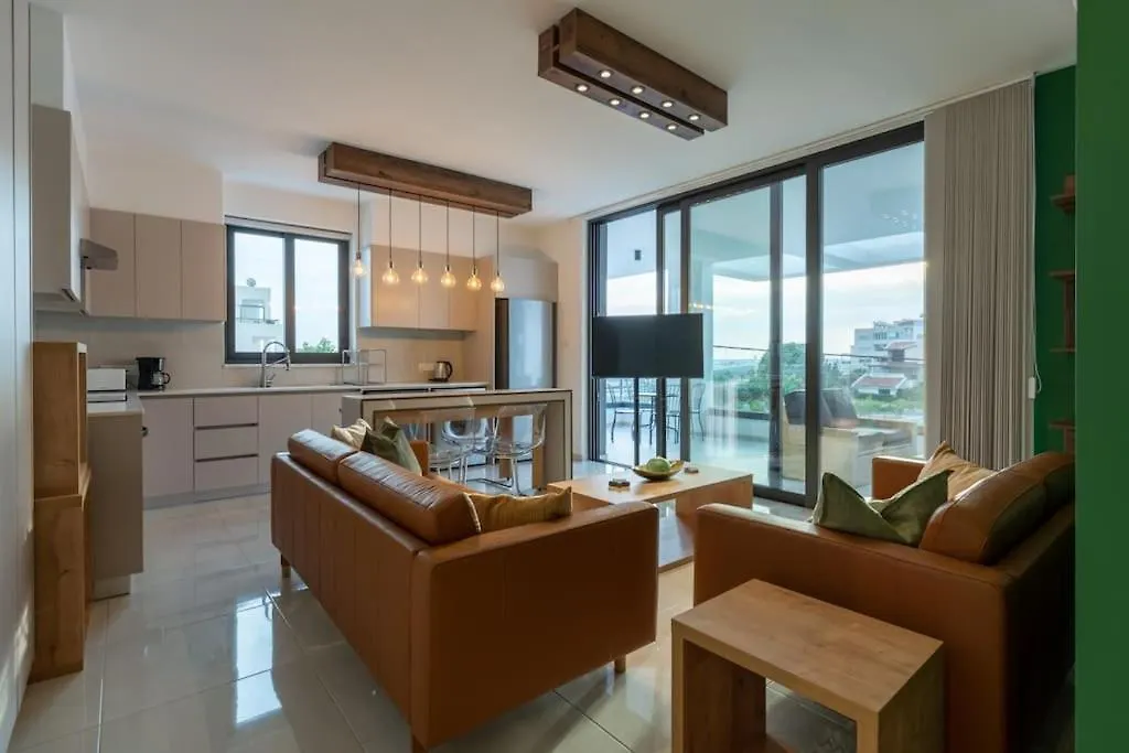 Beachcomber 2-Bedroom Apartment In Larnaca