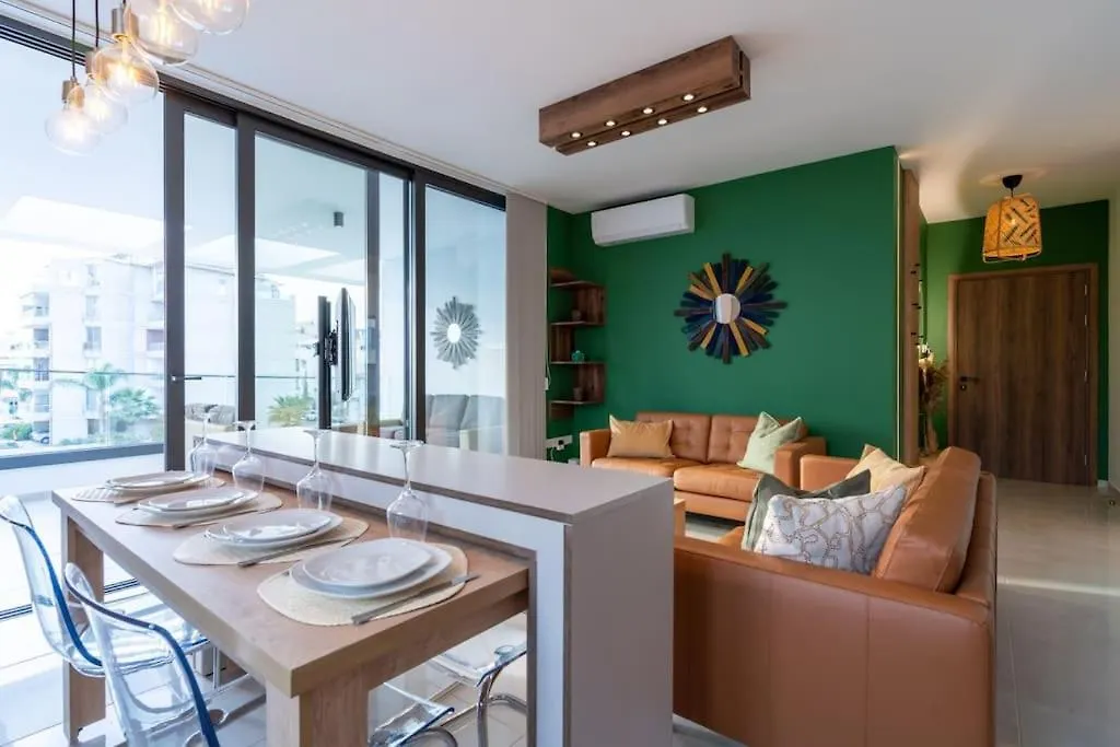 Beachcomber 2-Bedroom Apartment In Larnaca
